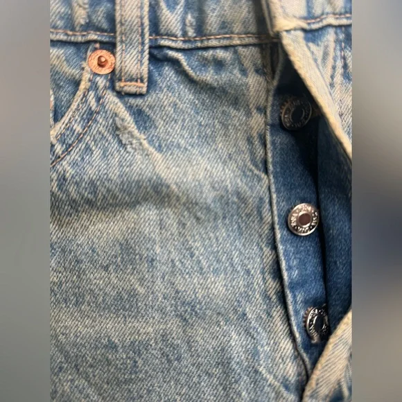 ZARA High-Waisted Distressed Denim Shorts – Size 0 – Light Wash Vintage Style - Picture 4 of 7